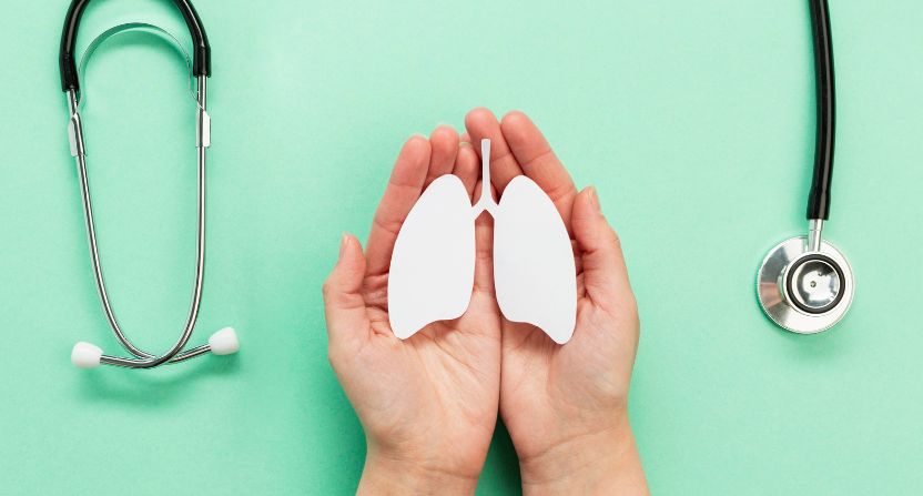 Personne qui tient des poumons en papier dans les mains